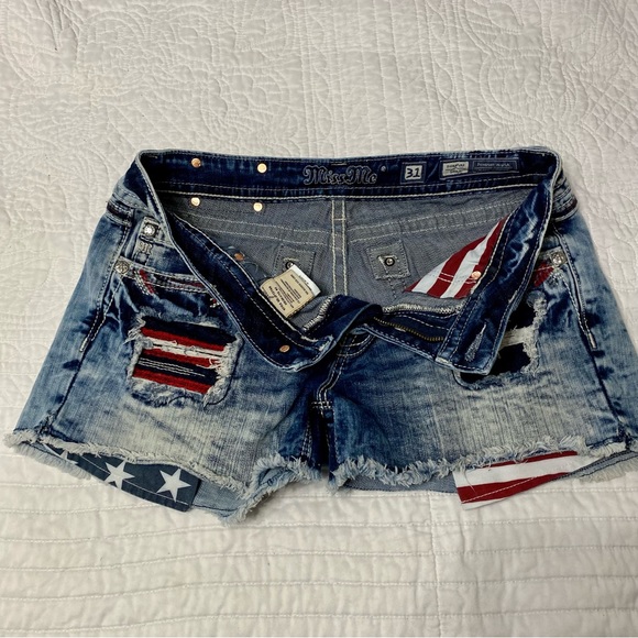 Miss Me Pants - Like New! MissMe signature shorts Size 31